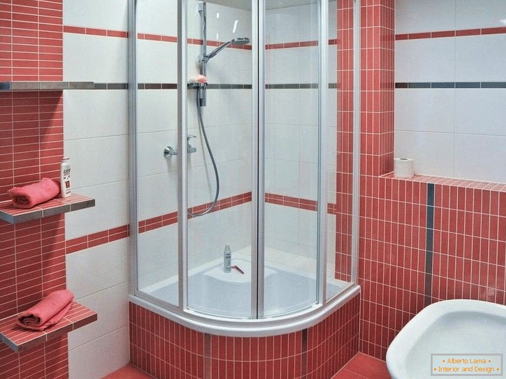 Cabine de douche dans la salle de bain blanche et rose