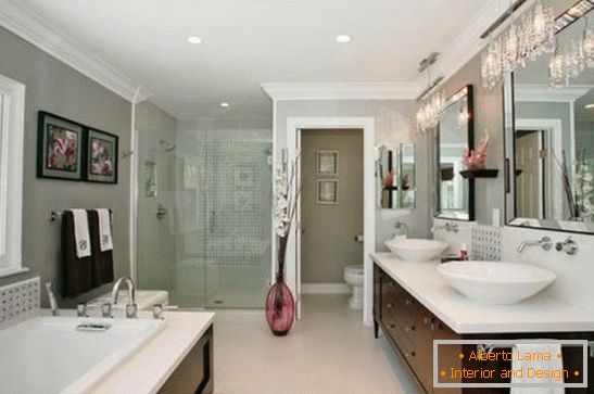 Salle de bain élégante dans une maison privée, photo