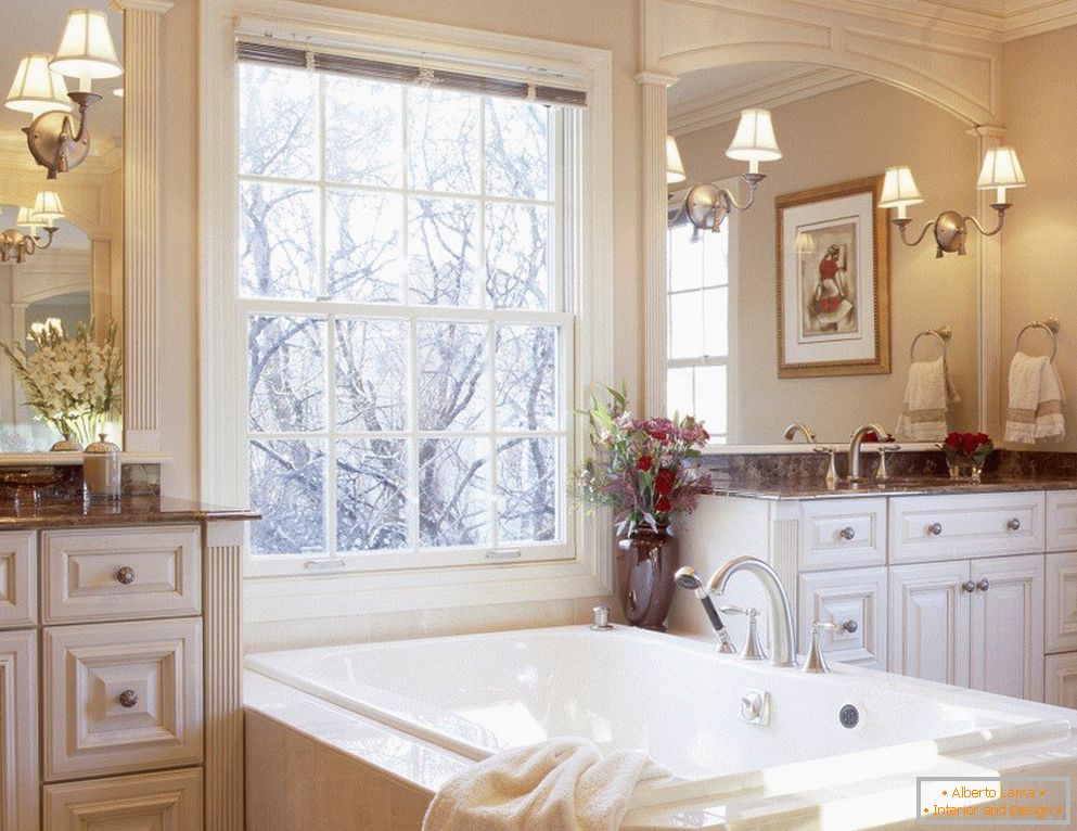 Intérieur de style classique avec salle de bain par la fenêtre