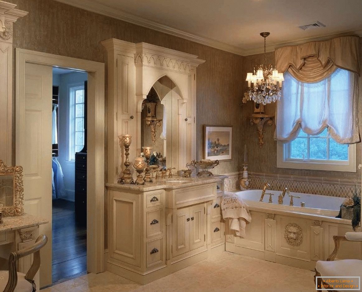 Un mobilier clair dans la salle de bain dans un style classique