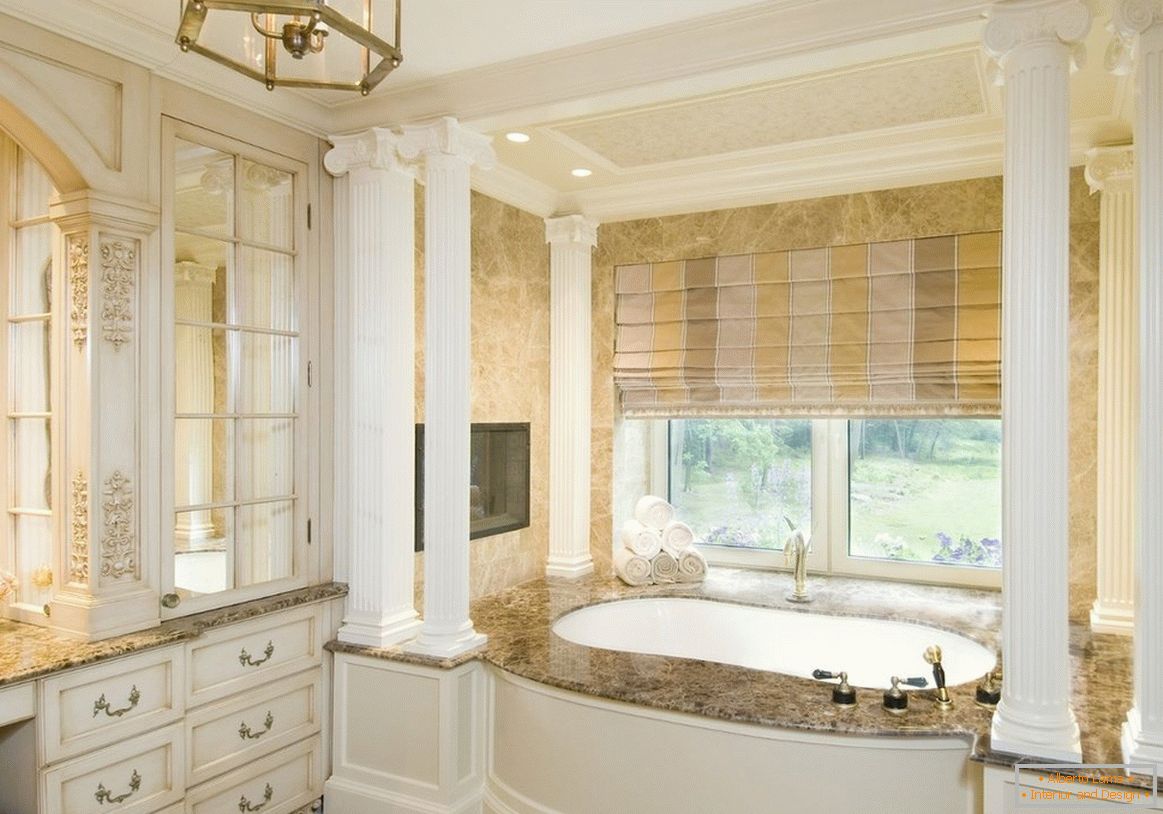 Des couleurs claires à l'intérieur de la salle de bain dans un style classique