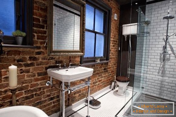 Mezzanine salle de bain avec mur de briques