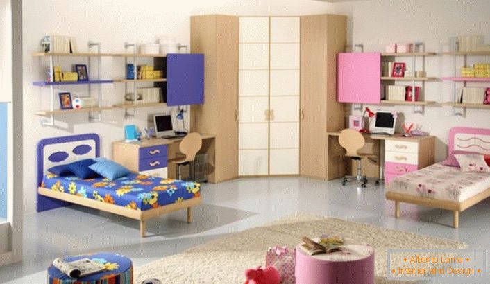 La chambre des enfants est décorée dans des tons bleus et roses. Design de chambre idéal pour une fille et un garçon.