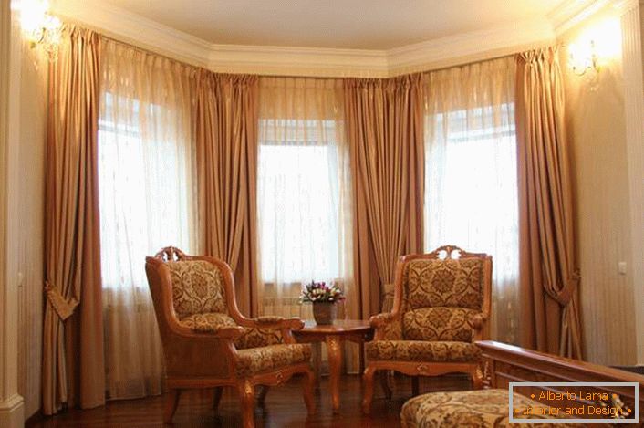 Concevoir des rideaux pour un salon spacieux avec une baie vitrée dans un style classique.