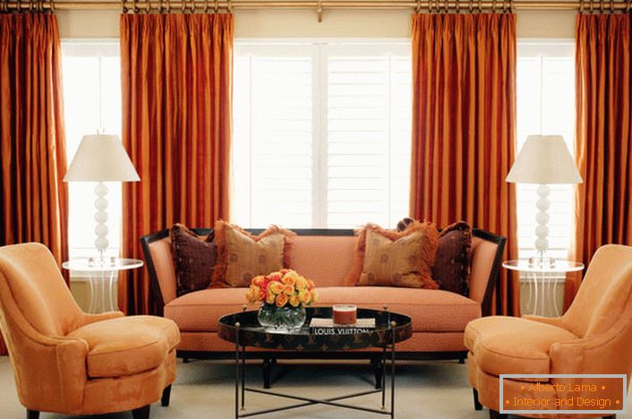 Un exemple d'une combinaison idéale de rideaux romains translucides et de lourds rideaux de tapisserie sous la couleur de l'intérieur du salon et des meubles.