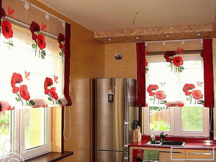 Une cuisine joyeuse avec des rideaux translucides avec des fleurs rouge vif.