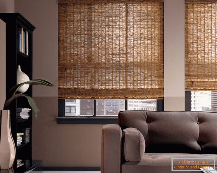 Rideaux de levage en bambou - une version non standard du design intérieur d'un salon ou d'un bureau moderne et spacieux.