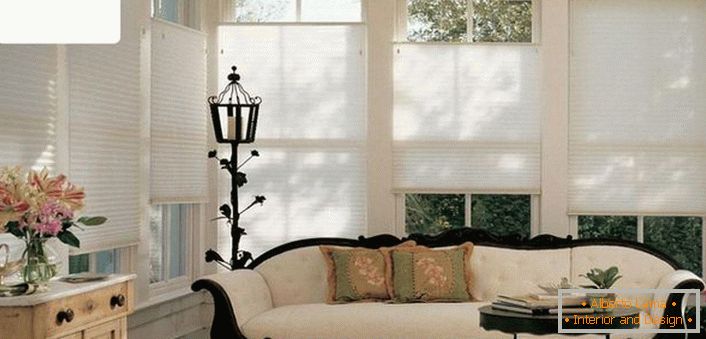 Moderne monochrome, les rideaux d'air plissés ne surchargent pas l'atmosphère raffinée du salon d'une ancienne maison de campagne. 
