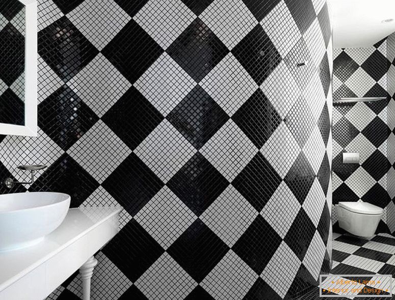 Carreau d'échecs dans la salle de bain