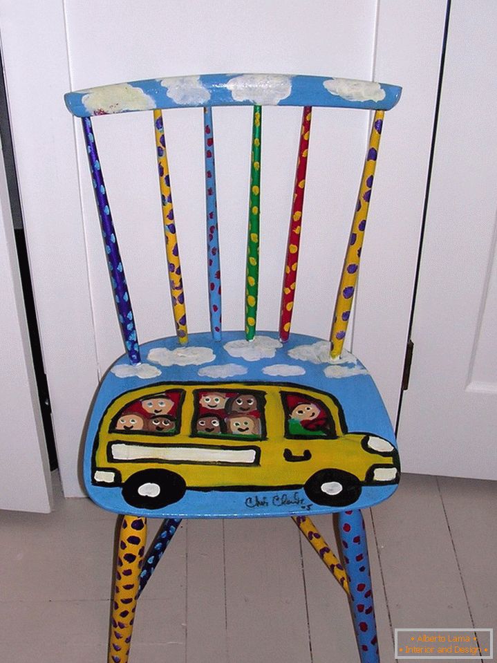 Chaise colorée avec un motif