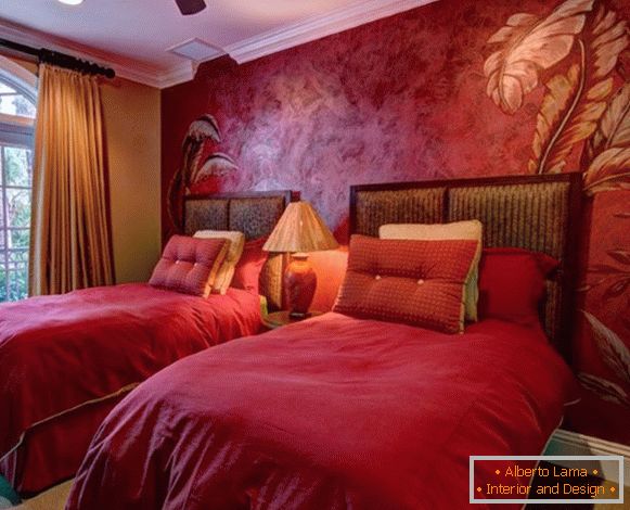 Photo en stuc vénitien rouge à l'intérieur de la chambre