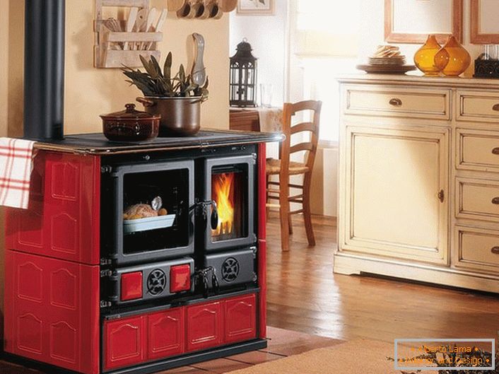 La cheminée aux couleurs rouge et noire est une décoration de la cuisine dans le style de la Provence.