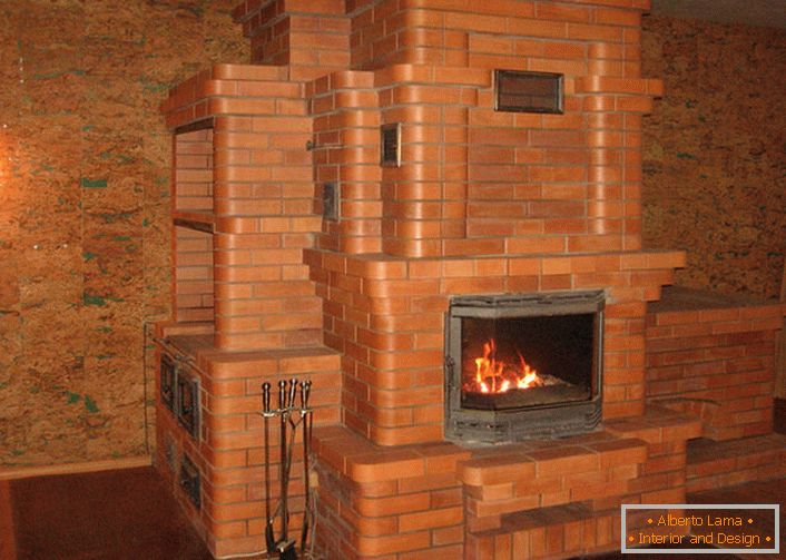 Une cheminée avec une chaudière en fonte et un portail massif en briques réchaufferont la maison pendant longtemps.