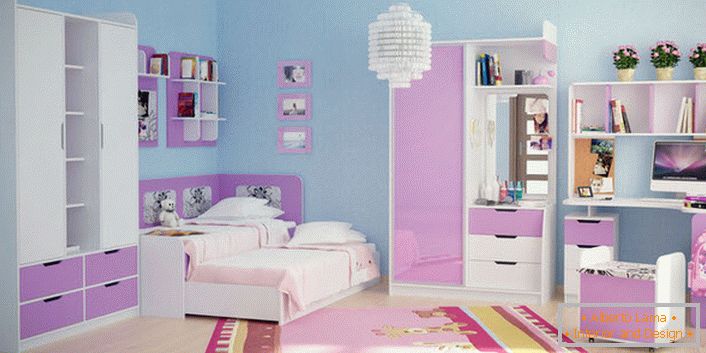 Le rose pâle associé au blanc convient à la décoration de meubles modulaires pour une jeune femme. Finir les murs de couleur bleue se concentre favorablement sur le mobilier.