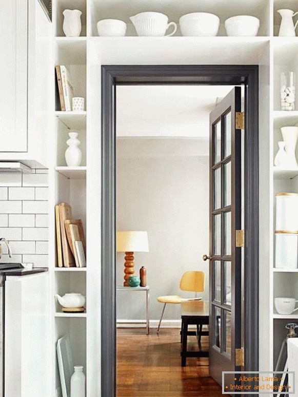 Belles portes de cuisine - photo avec une armoire autour