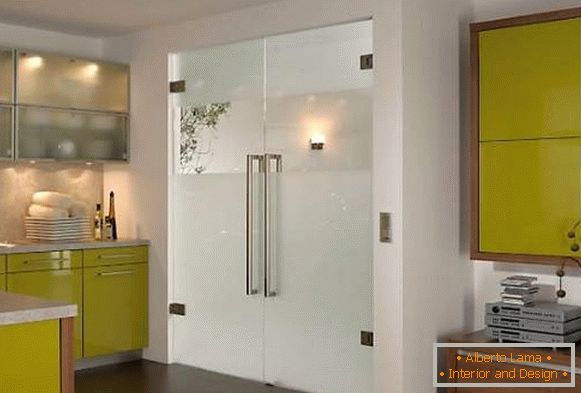 Portes de cuisine à deux ailes avec verre - photo à l'intérieur