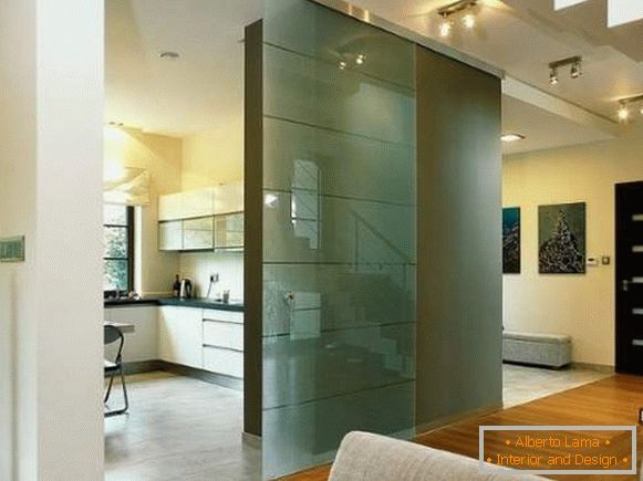 Porte vitrée vers la cuisine dans un intérieur moderne