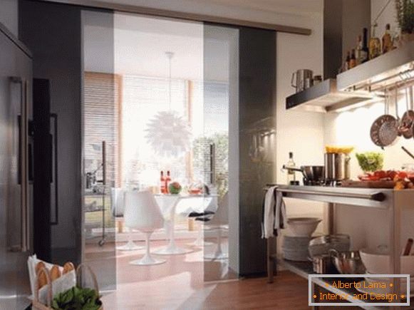 Portes de cuisine noires de verre - porte d'un compartiment dans la cuisine