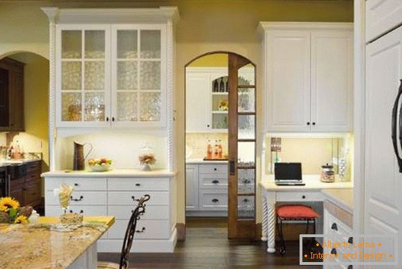 Portes coulissantes à la cuisine - photo dans le design d'intérieur