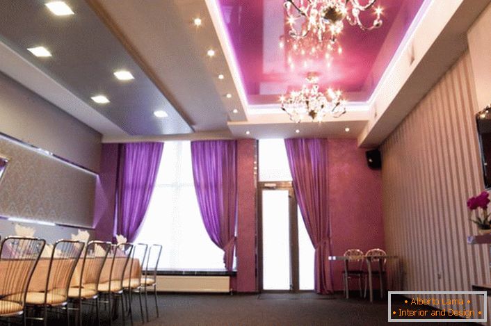 Les plafonds à plusieurs étages se marient harmonieusement avec les luxueux lustres en cristal.