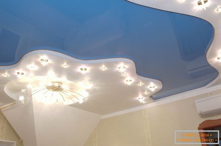 Une combinaison classique de bleu et de blanc dans la conception des plafonds tendus.