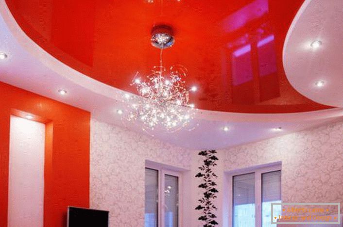 Le plafond tendu de couleur rouge noble s'intègre parfaitement dans le concept global de style.
