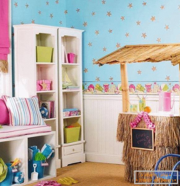 Papiers peints roses et bleus et panneaux sur les murs de la chambre des enfants