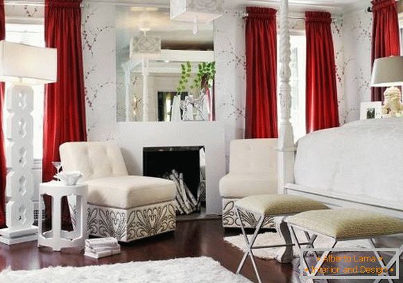 Salon blanc avec rideaux rouges