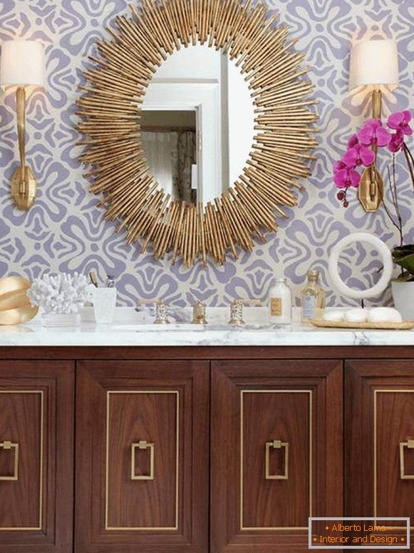 Beau miroir dans la salle de bain photo