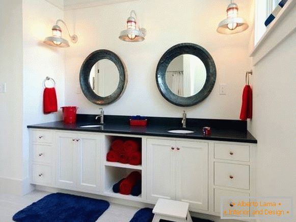 Miroirs ronds lumineux dans la photo de la salle de bain