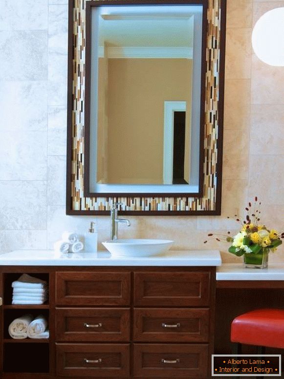 Miroir moderne dans le cadre de la salle de bain
