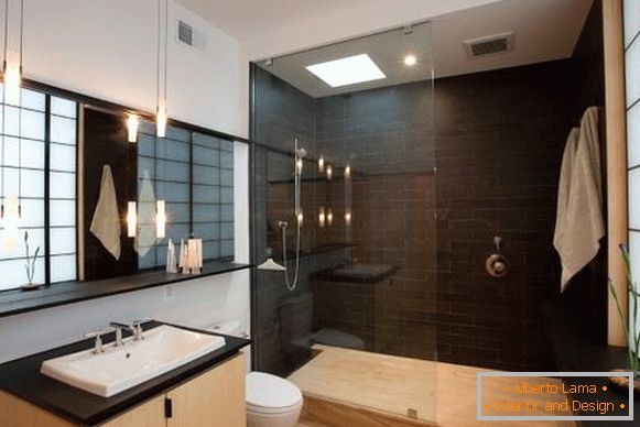 Miroir élégant dans la salle de bain avec étagère