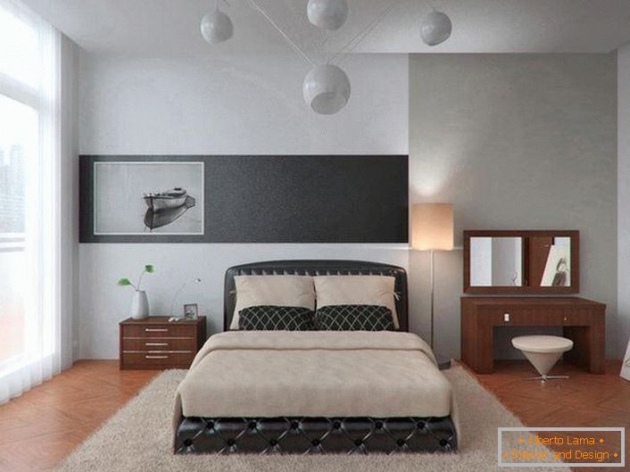 Un grand lit au style minimaliste est recouvert de cuir. Une solution intéressante pour une chambre élégante.
