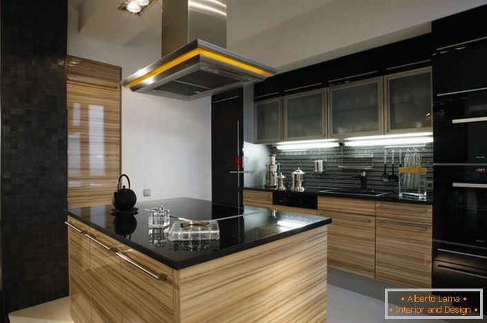 Les cuisines dans le style du minimalisme sont attrayantes avec une bonne planification. Un trait distinctif du style est le placement de la surface de travail de la cuisine au centre de la pièce.