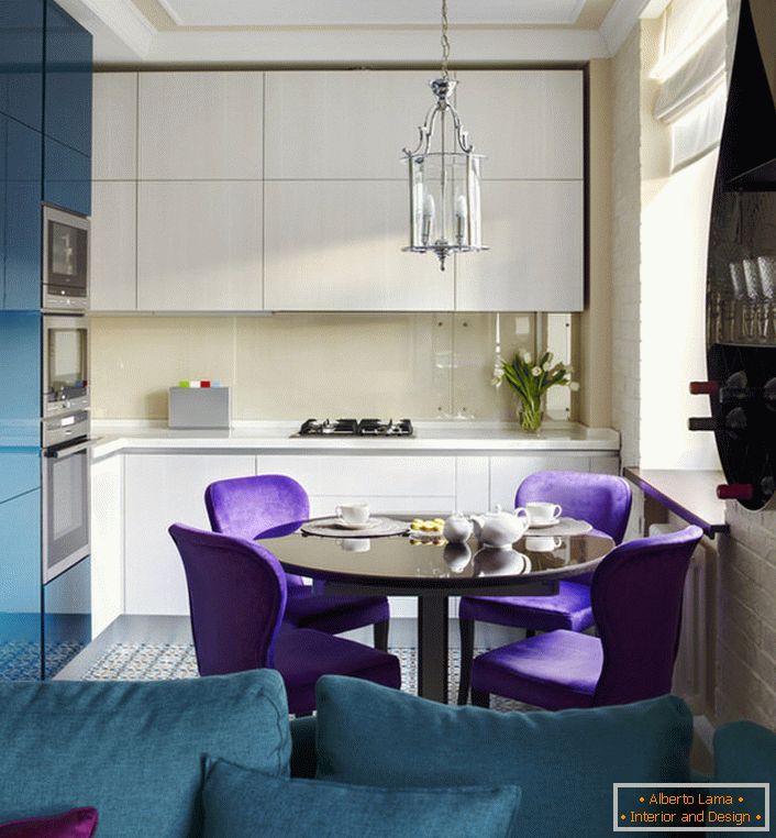 Le style éclectique est idéal pour une petite cuisine. Le turquoise foncé est favorablement combiné avec le blanc neutre, ce qui agrandit visuellement la pièce.