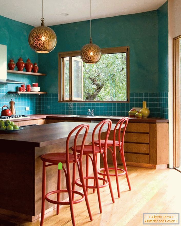 La décoration murale turquoise de la cuisine rend la pièce plus spacieuse. Les meubles laconiques et modestes s'intègrent parfaitement à l'intérieur de l'habitacle dans le style éclectique.