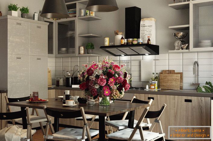 L'espace cuisine est décoré dans un style éclectique. La simplicité et la modestie du mobilier sont complétées par des compositions de fleurs.