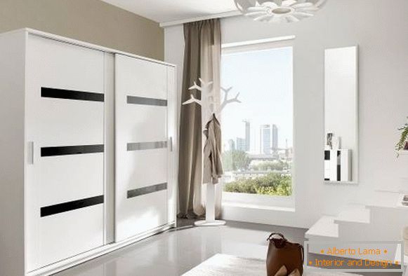 Design moderne des armoires dans le couloir en couleur blanche