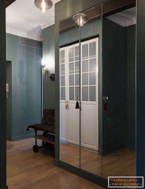 Design élégant de l'armoire encastrée dans le couloir