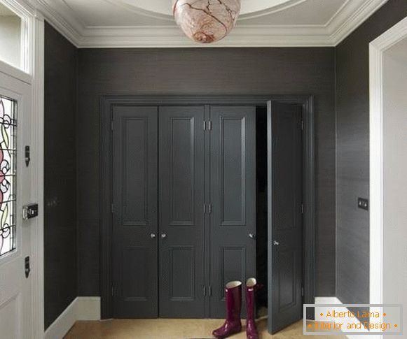 Armoire encastrée de couleur noire dans le couloir d'une maison privée
