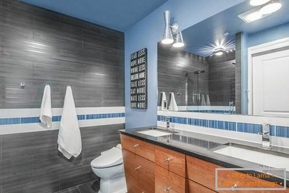 Bleu vif à l'intérieur de la salle de bain 2016