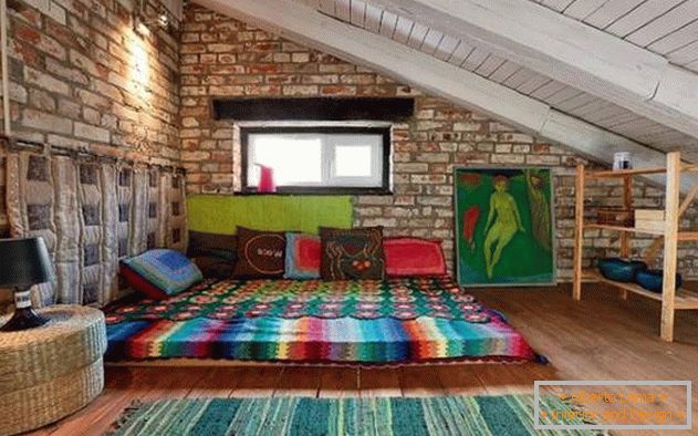 Design moderne et audacieux d'une chambre dans une maison de campagne
