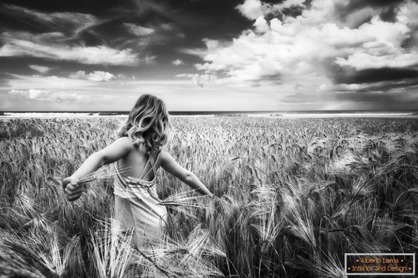 Photo noir et blanc d'une fille dans un champ de blé