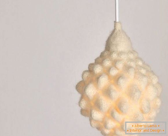 Housse tricotée pour une lampe