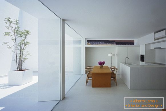 Intérieur minimaliste d'une maison de campagne