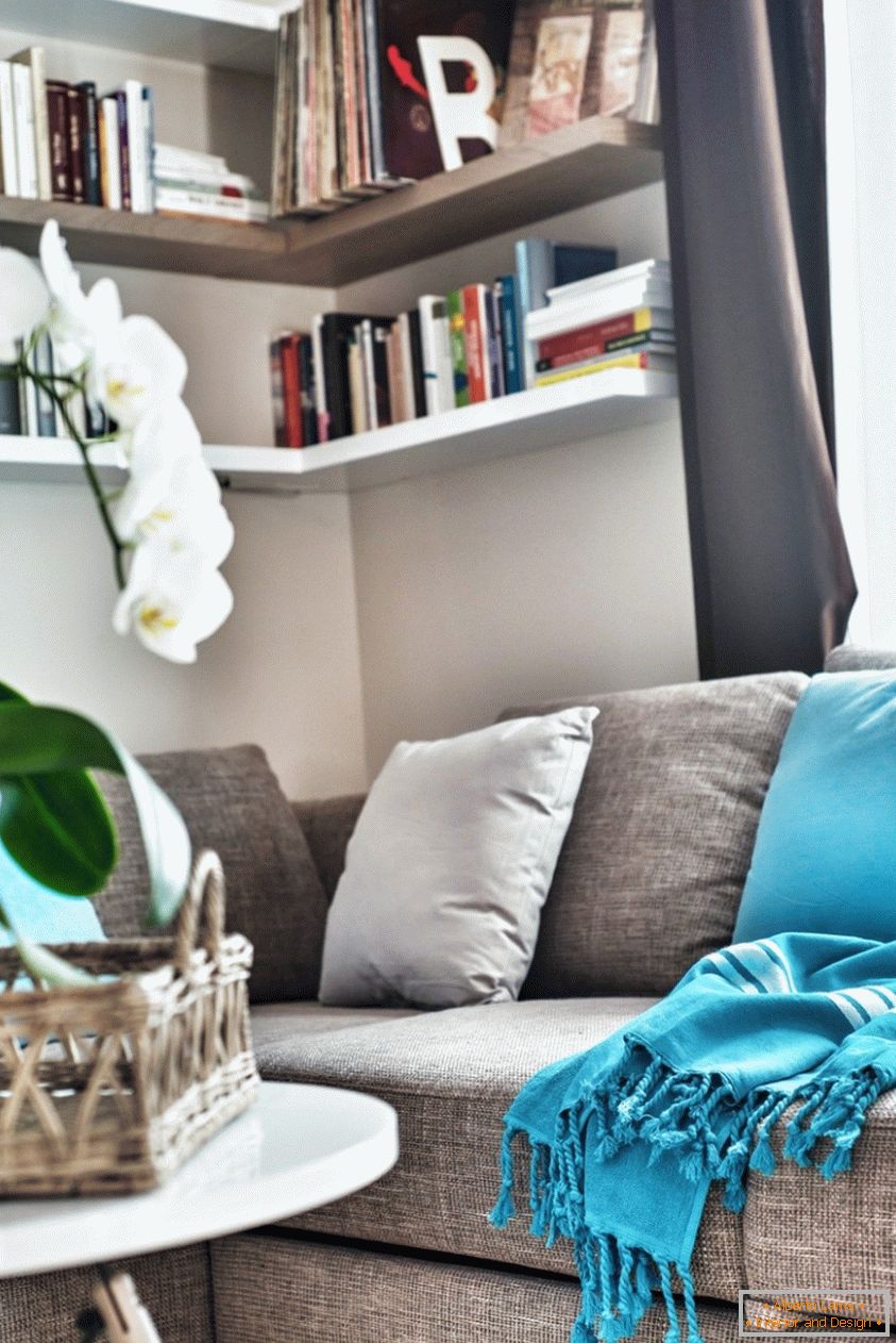 Canapé gris avec des oreillers turquoises