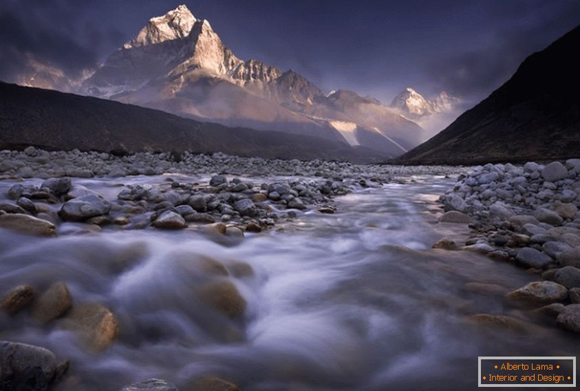 Rivière de montagne du népal