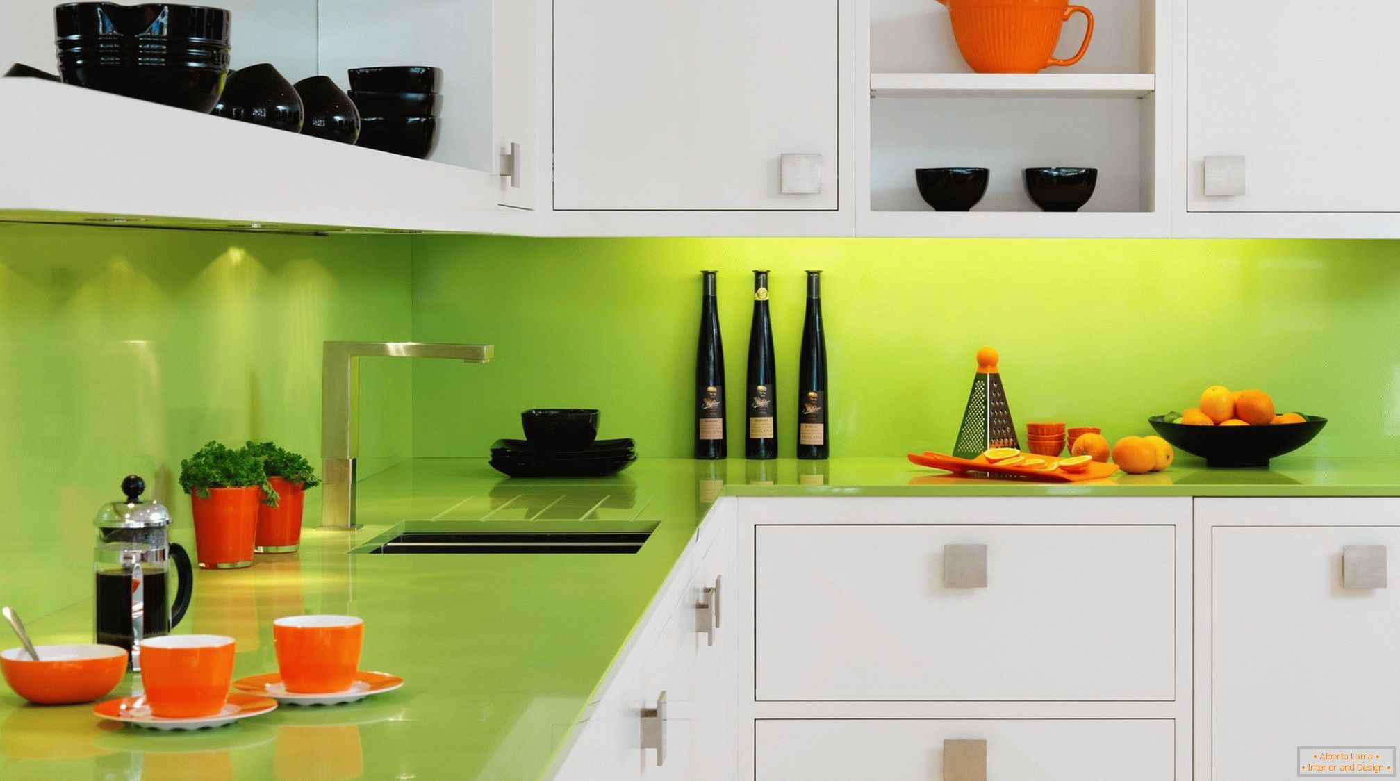 Plats orange et noir dans une cuisine blanc-vert