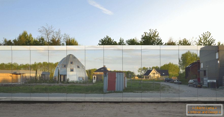 La façade miroir de la résidence Mirror House