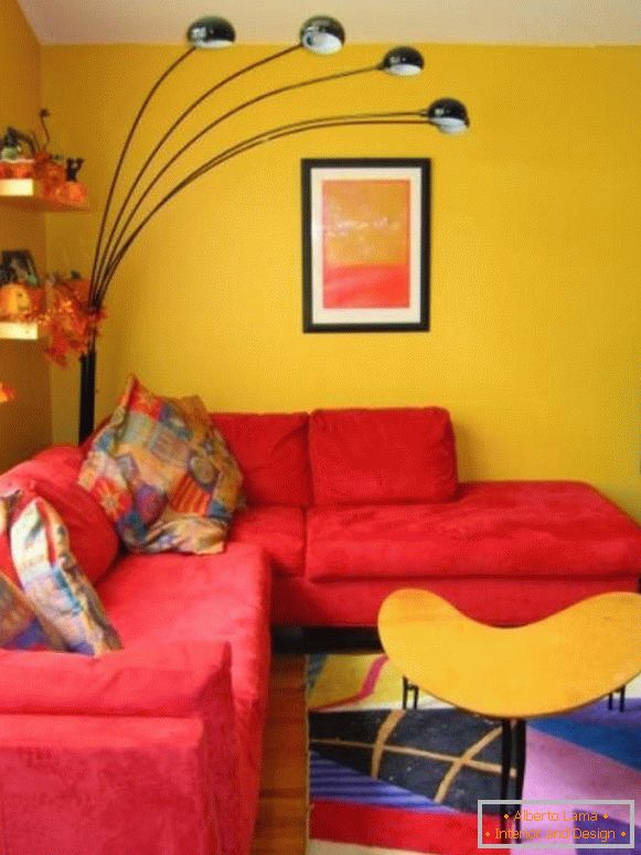 Canapé rouge dans le salon jaune